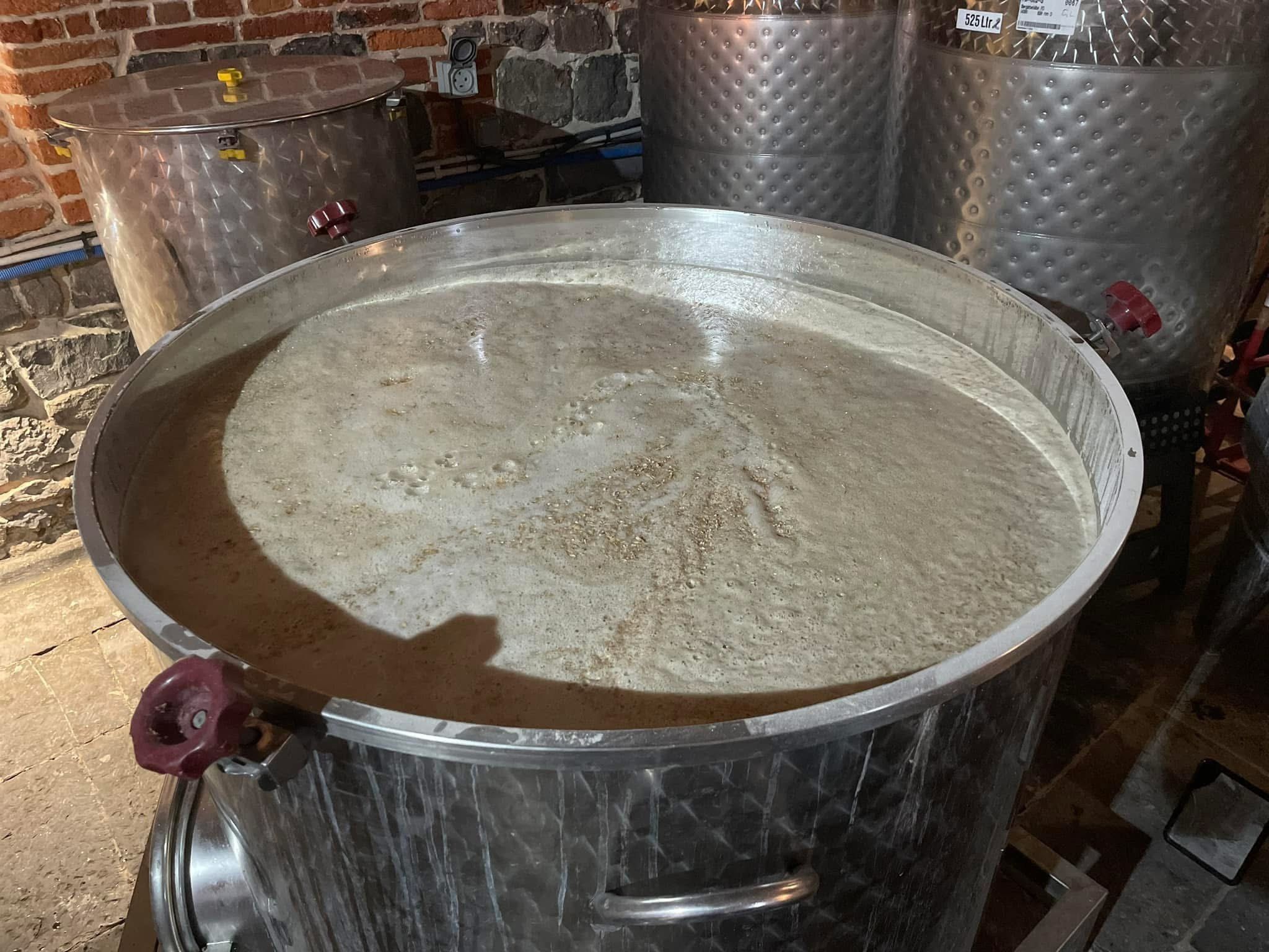Cuve de brassage en inox dans la microbrasserie de Maroilles