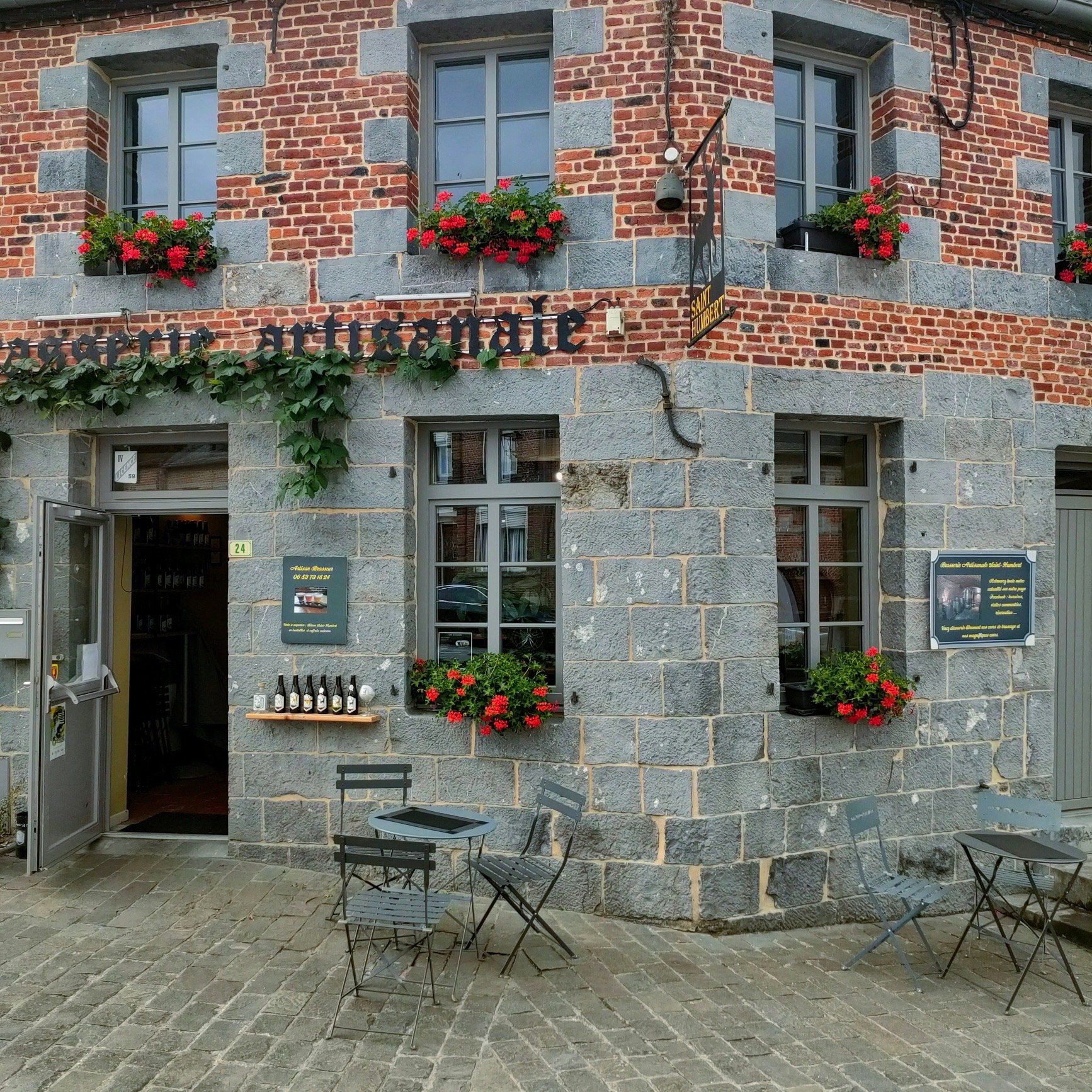 Entrée de la Brasserie Saint-Humbert, 24 Grande Rue à Maroilles