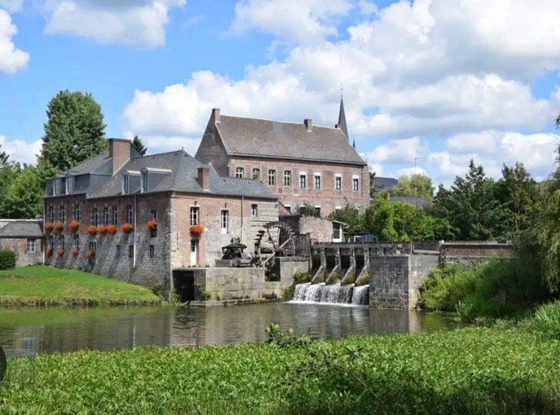 Le moulin de l’abbaye de Maroilles au bord de l’Helpe