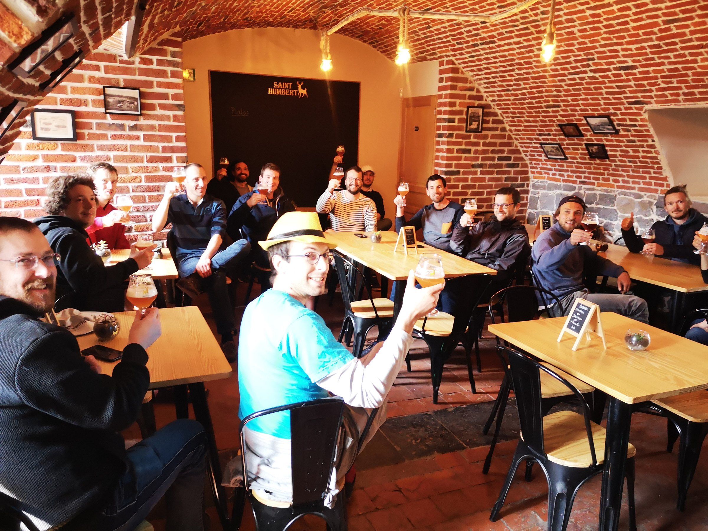 Groupe d’amis trinquant sous les voûtes de la brasserie