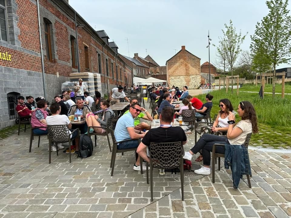 Ambiance conviviale sur la terrasse de la brasserie