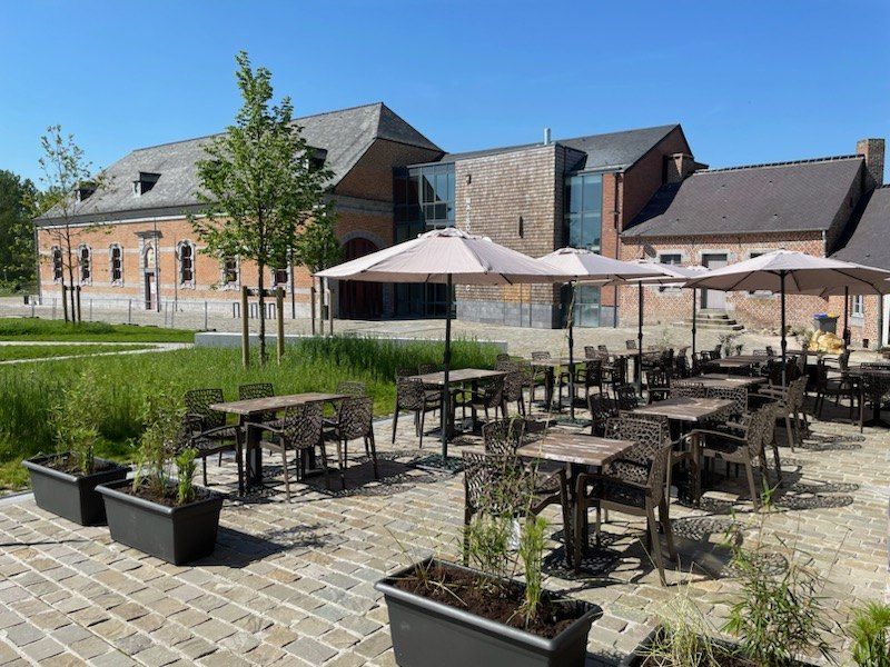 Terrasse de 80 places dans la cour de l’abbaye de Maroilles